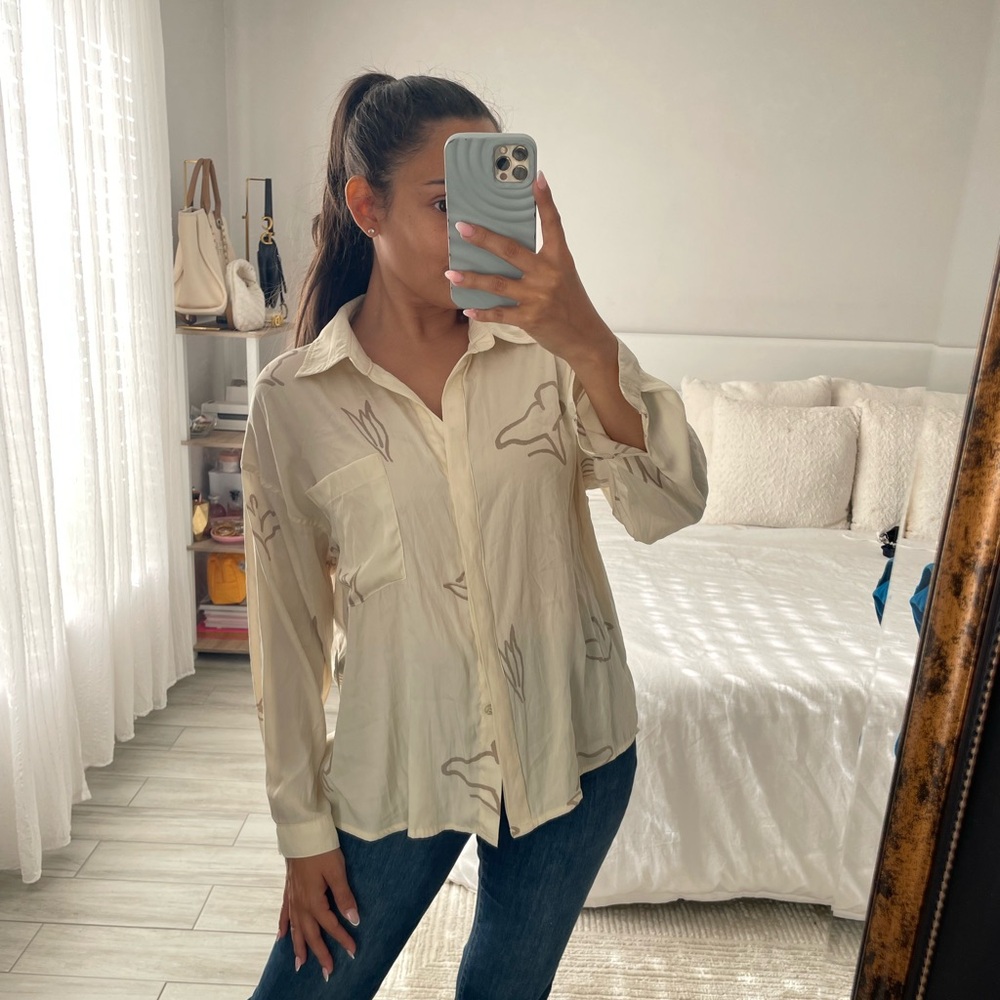 Nikki’s Beach House NWT Zimbabwe Satin Abstract Button Down Blouse Small - Picture 4 of 9